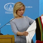 Наш журналист подари на Захарова българска народна носия (видео)