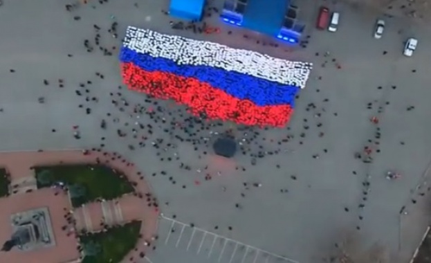 3 000 ученици и студенти в Севастопол образуваха „жив“ флаг на Русия (видео)
