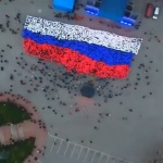 3 000 ученици и студенти в Севастопол образуваха „жив“ флаг на Русия (видео)
