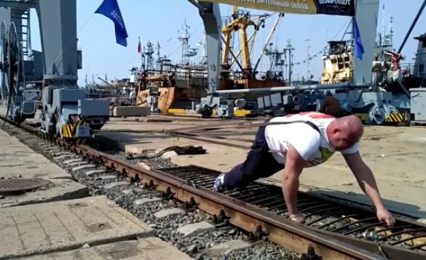 Руският тежкоатлет Иван Савкин премести 312-тонен пристанищен кран