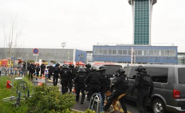 Полицейската префектура във френската столица съобщи че е мобилизирала 6 6