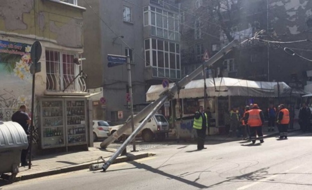 Стълб падна на ул. „Раковски” в София и блокира движението
