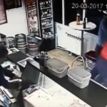 Волгоградец се пребори с двама крадци в магазин за бира (видео)