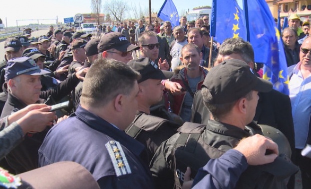 Протестиращи тютюнопроизводители влязоха в сблъсък с полицията