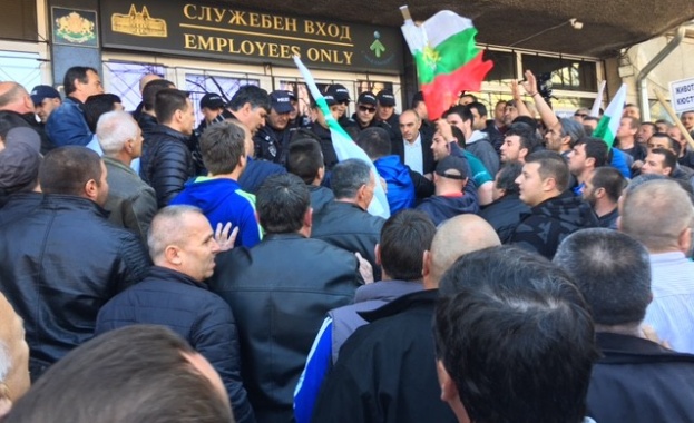 Земеделци окупираха центъра на София, опитаха да нахлуят в министерството