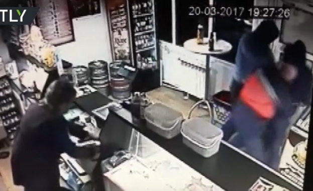Волгоградец се пребори с двама крадци в магазин за бира (видео)