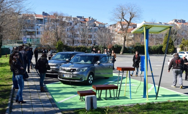 Община Бургас прибави към автопарка си два екологични електромобила