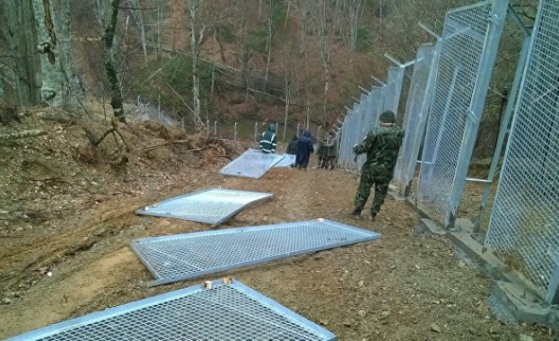 РИА Новости: Български доброволци строят ограда по границата с Турция