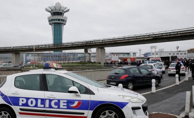 Обвиниха двама като съучастници на нападателя от парижкото летище