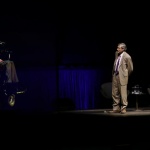 Стивън Хокинг говори чрез холограма в Хонконг