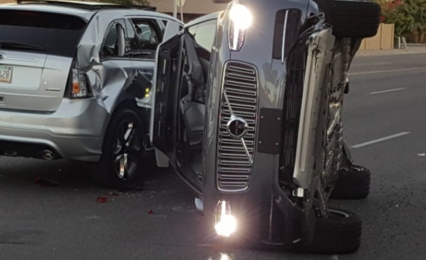 „Юбер” спира такситата си без шофьор след катастрофа в Аризона