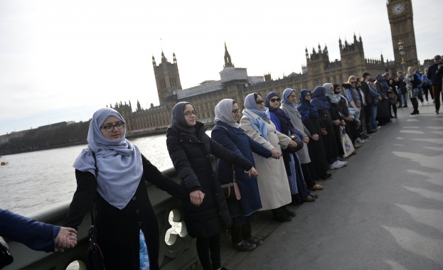 Мюсюлманки направиха жива верига на моста Уестминстър в Лондон