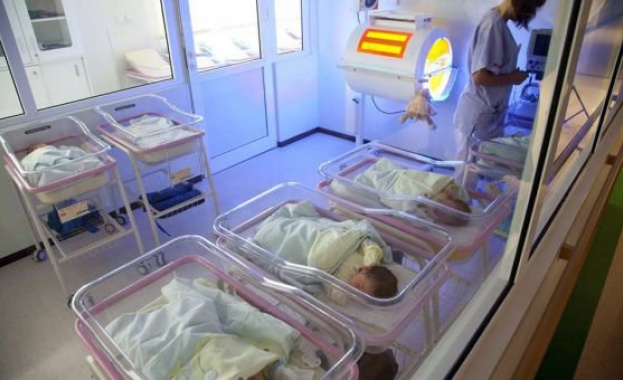 Съдят престъпна група за търговия с новородени в Гърция