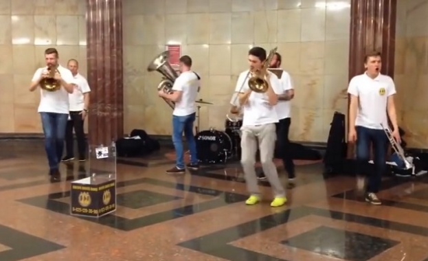 Наеха стотици изпълнители да свирят по станциите в Москва