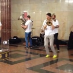 Наеха стотици изпълнители да свирят по станциите в Москва