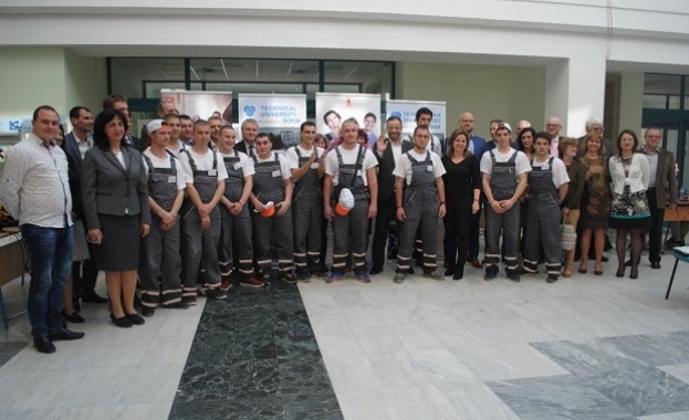 Още шестима ученици получават стипендии от ЧЕЗ