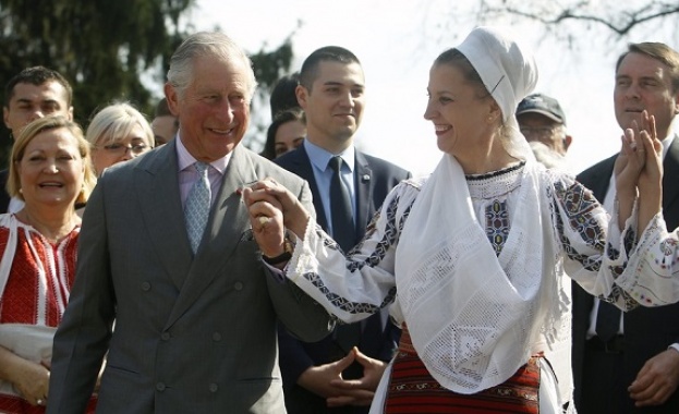 Принц Чарлс игра хоро в Румъния 