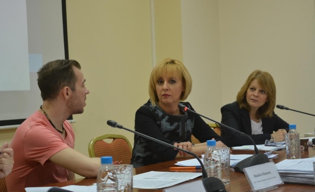 Мая Манолова внася промени в 4 закона срещу "модерното робство"