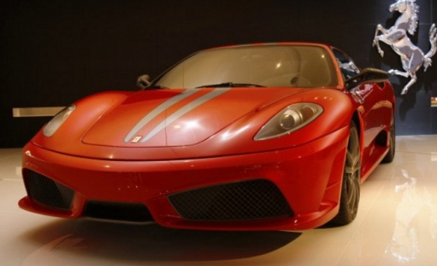 Продадоха за $270 000 червеното Ферари на Доналд Тръмп  