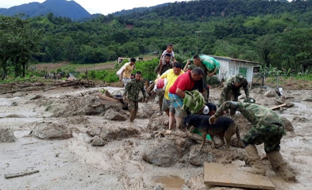 44 деца сред загиналите стотици при свлачищата в Колумбия