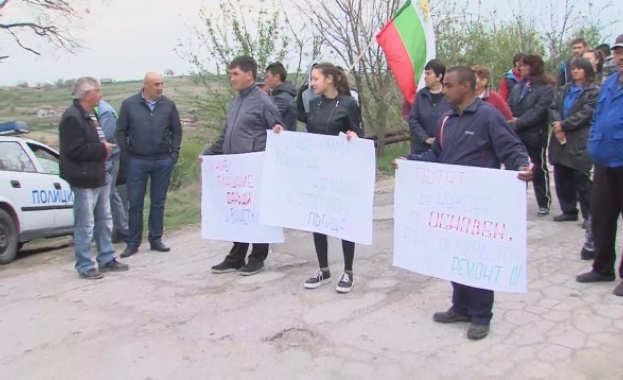 Блокада на пътя Никопол - Левски заради трагичното му състояние