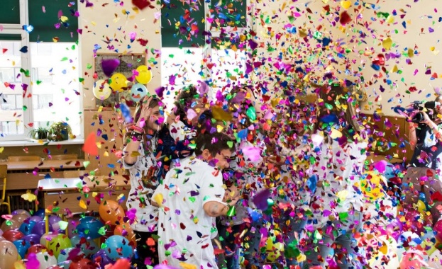 Ученици от цяла България търсят Учителя, който обича всички