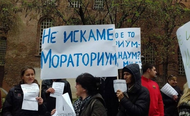 Протест и контрапротест пред Столична община за референдума в „Младост“ 