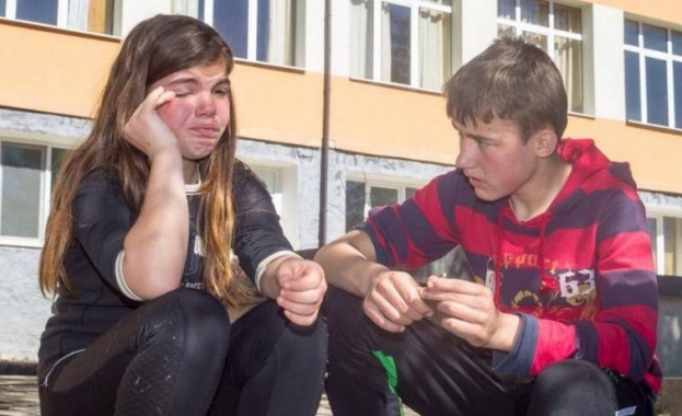 Нека помогнем на две дечица