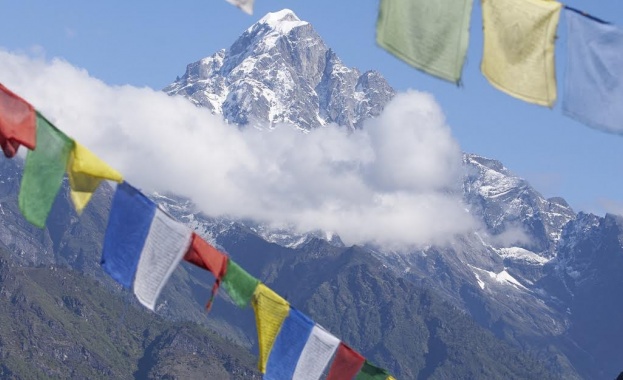 Discovery Channel показва как екипи от височинни пилоти рискуват живота си на покрива на света в „Спасители на Еверест“