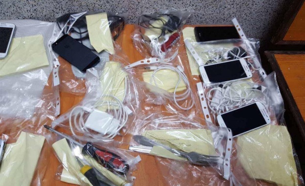 Телефони, ножове и самоделна фурна откриха в Софийския затвор