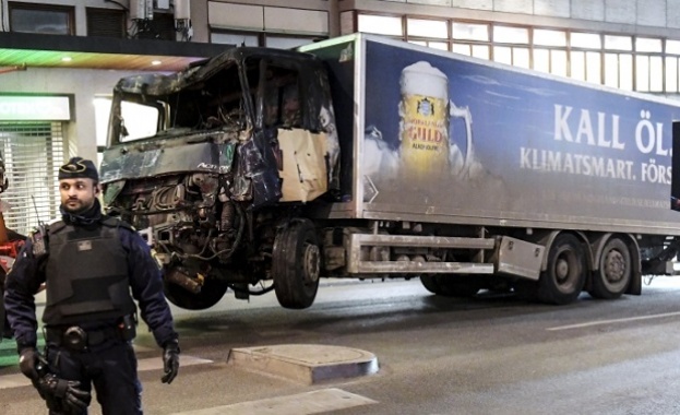 Изтеглиха камиона-камикадзе в Стокхолм