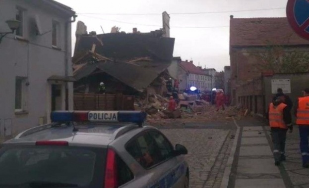 Трима души са загинали, четирима са ранени при срутване на жилищен блок в Полша