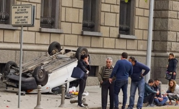 Кола се обърна по таван на жълтите павета