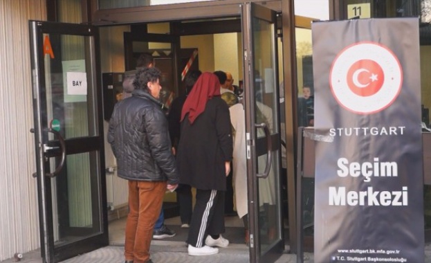 Повече от 1 млн. турци зад граница гласуваха на референдума