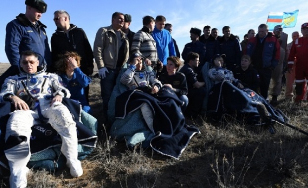 Двама руски и един американски космонавт се върнаха успешно от МКС