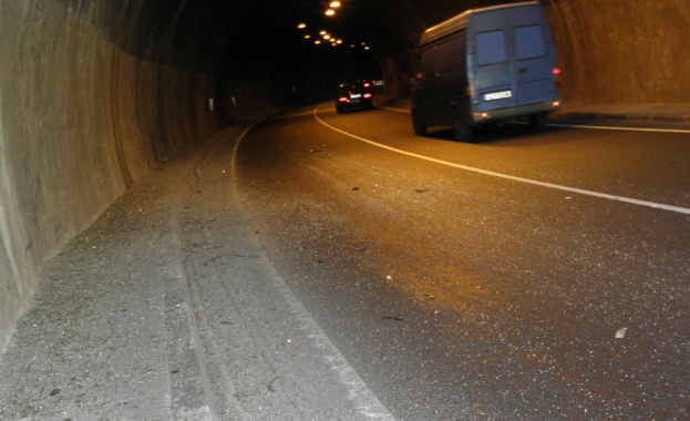 Част от конструкцията на тунел "Витиня" падна върху автобус