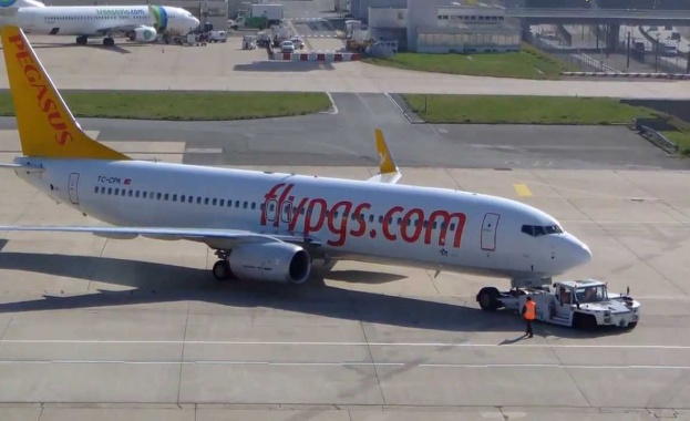 Турски самолет кацна аварийно в Париж