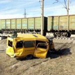 Влак удари ученически автобус в Русия