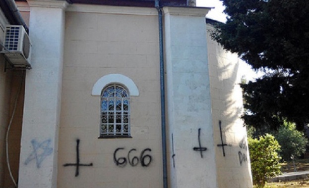 Оскверниха Руската църква в Израел със символи на Сатана