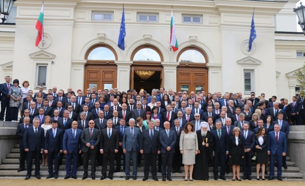 Депутатските заплати падат със 141 лева