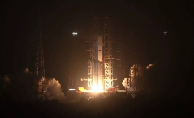 Китай изстреля първия си товарен космически кораб