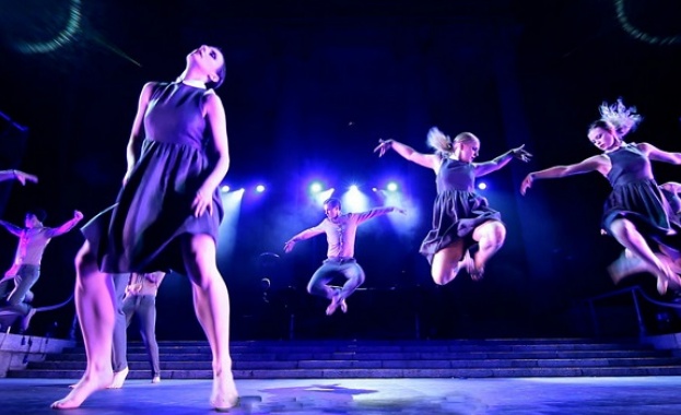 "Linger" идва в България