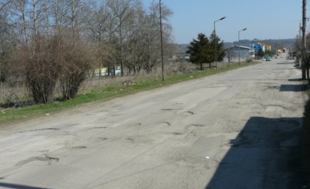 Протест срещу дупките по пътищата в Бяла Слатина