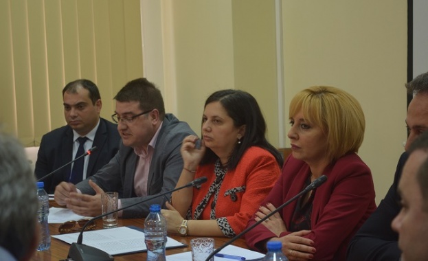 Мая Манолова внася промени срещу ЧСИ, банки и монополи