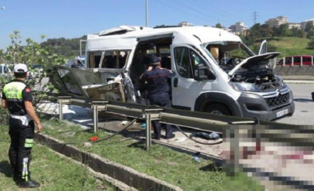 Петима души са пострадали при взрив на микробус край Истанбул (обновена)