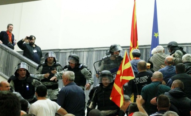 Протестиращи щурмуваха парламента в Македония