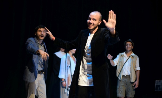 Млади театрали от НАТФИЗ призовават Бургас да подкрепи кампанията "Учи в България, завладей света"