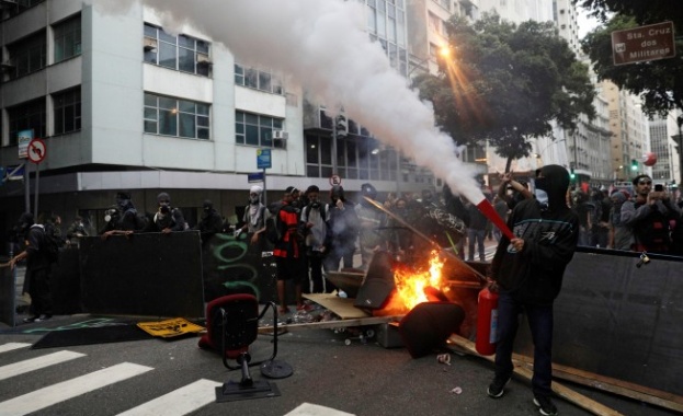 Сблъсъци между полиция и протестиращи в Бразилия