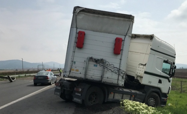 Тир навлезе в насрещното на магистрала „Хемус”