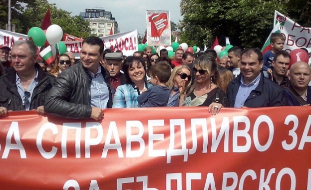 Нинова: Има нова модерна експлоатация на труда - неплащане на заплати, работа в нечовешки условия